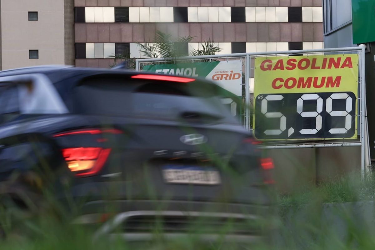 Carro e posto - Metrópoles