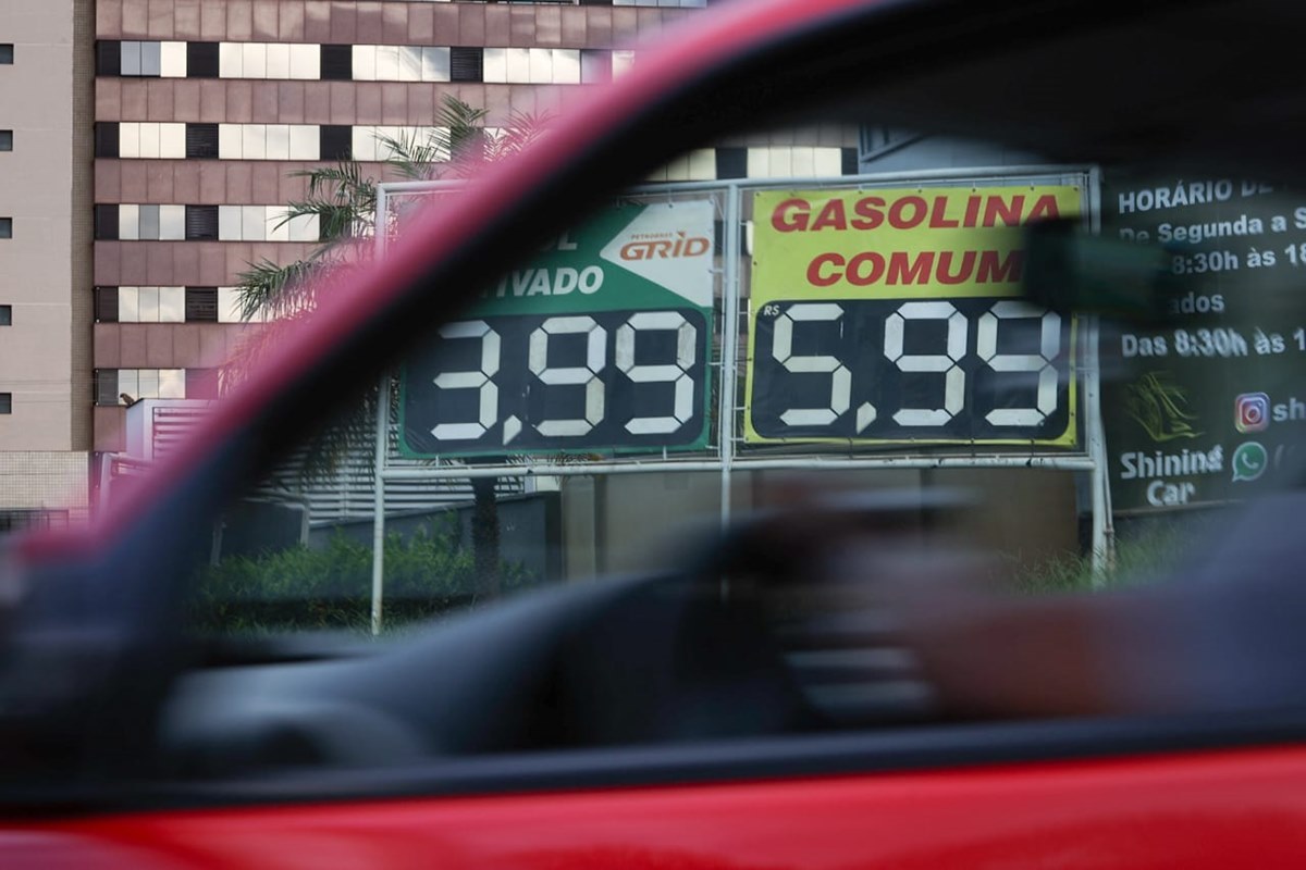 Carro e posto - Metrópoles