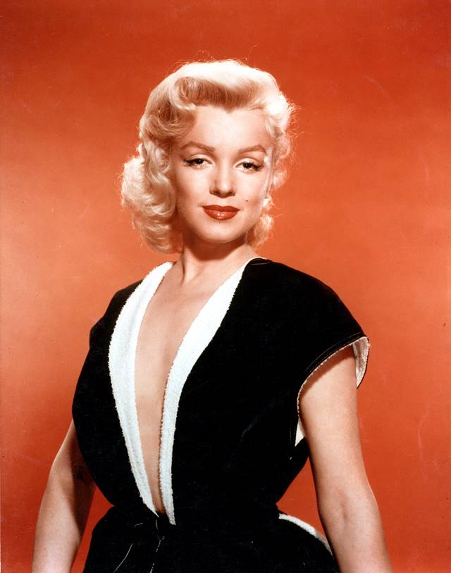 Na imagem com cor, a atriz Marilyn Monroe - Metrópoles