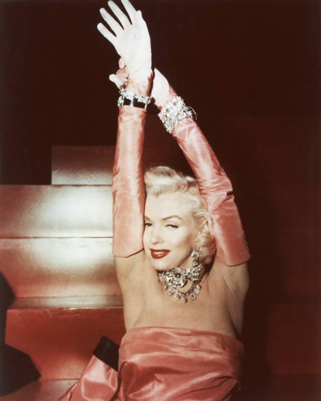 Na imagem com cor, a atriz Marilyn Monroe - Metrópoles