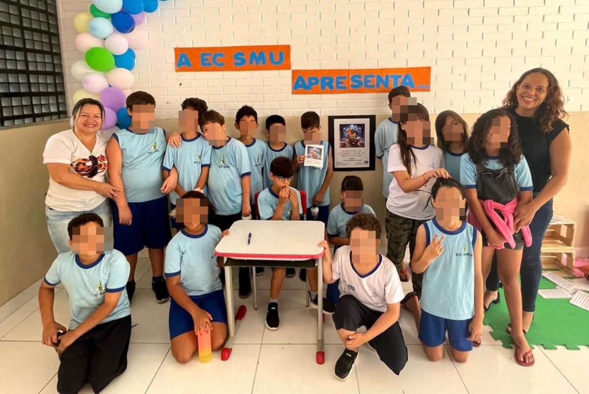 Foto colorida de crianças de uniforme escolar reunidas