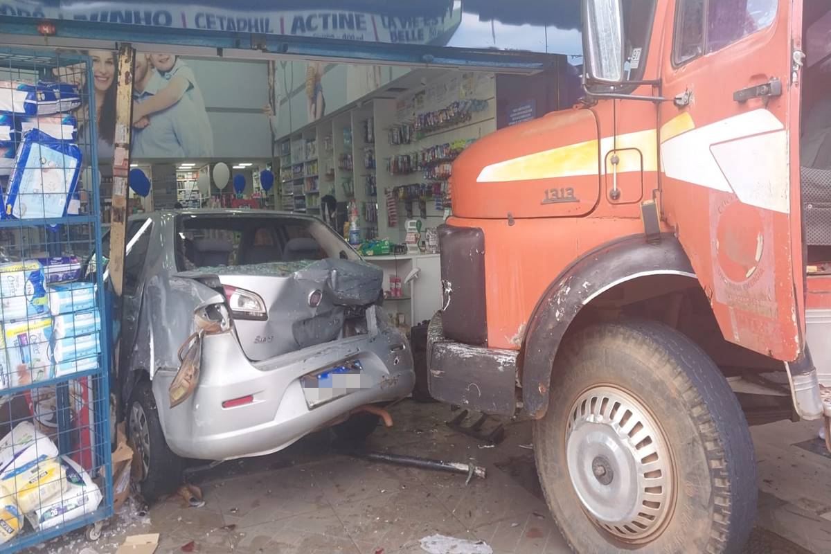Caminhão que invadiu Atacadão Fármácias Descontão