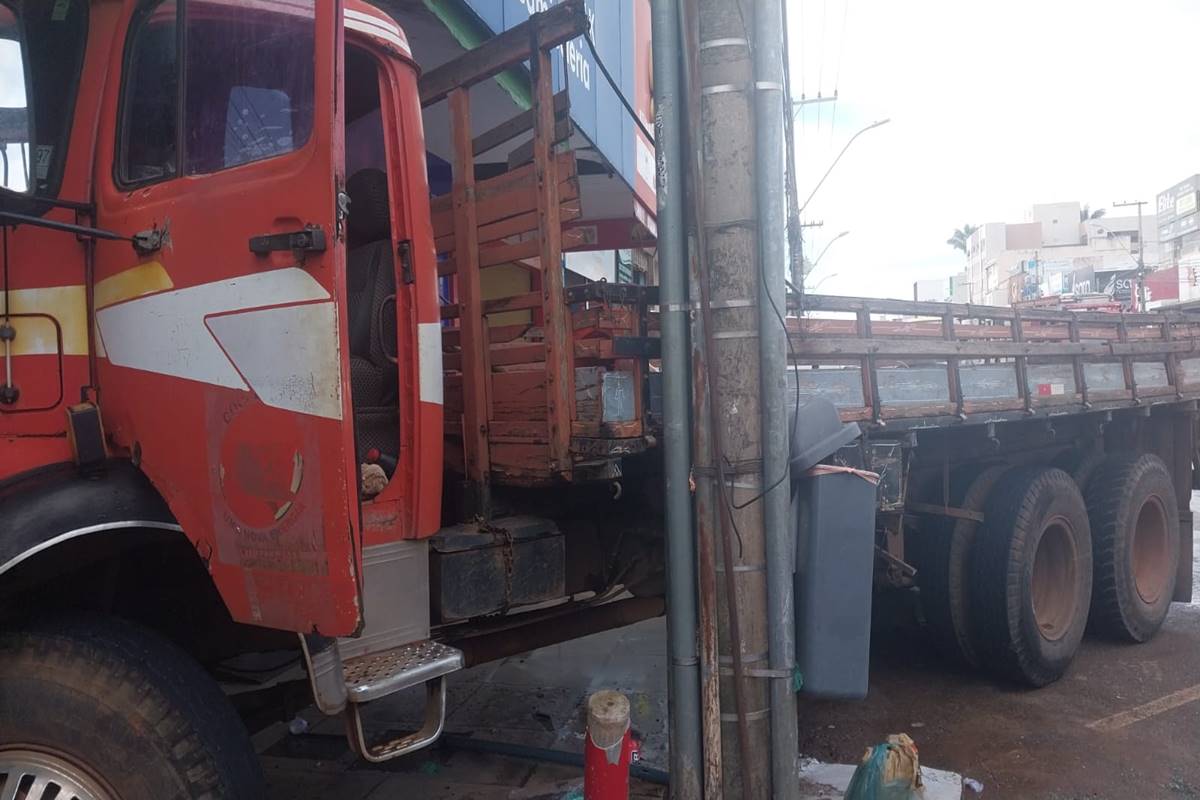 Caminhão que invadiu Atacadão Fármácias Descontão