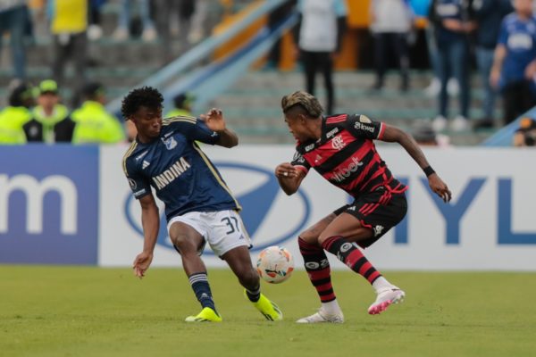 Bruno Henrique disputa bola adversário - Metrópoles