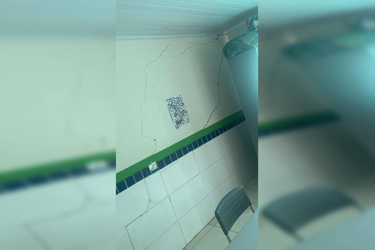 Foto colorida de rachadura na parede