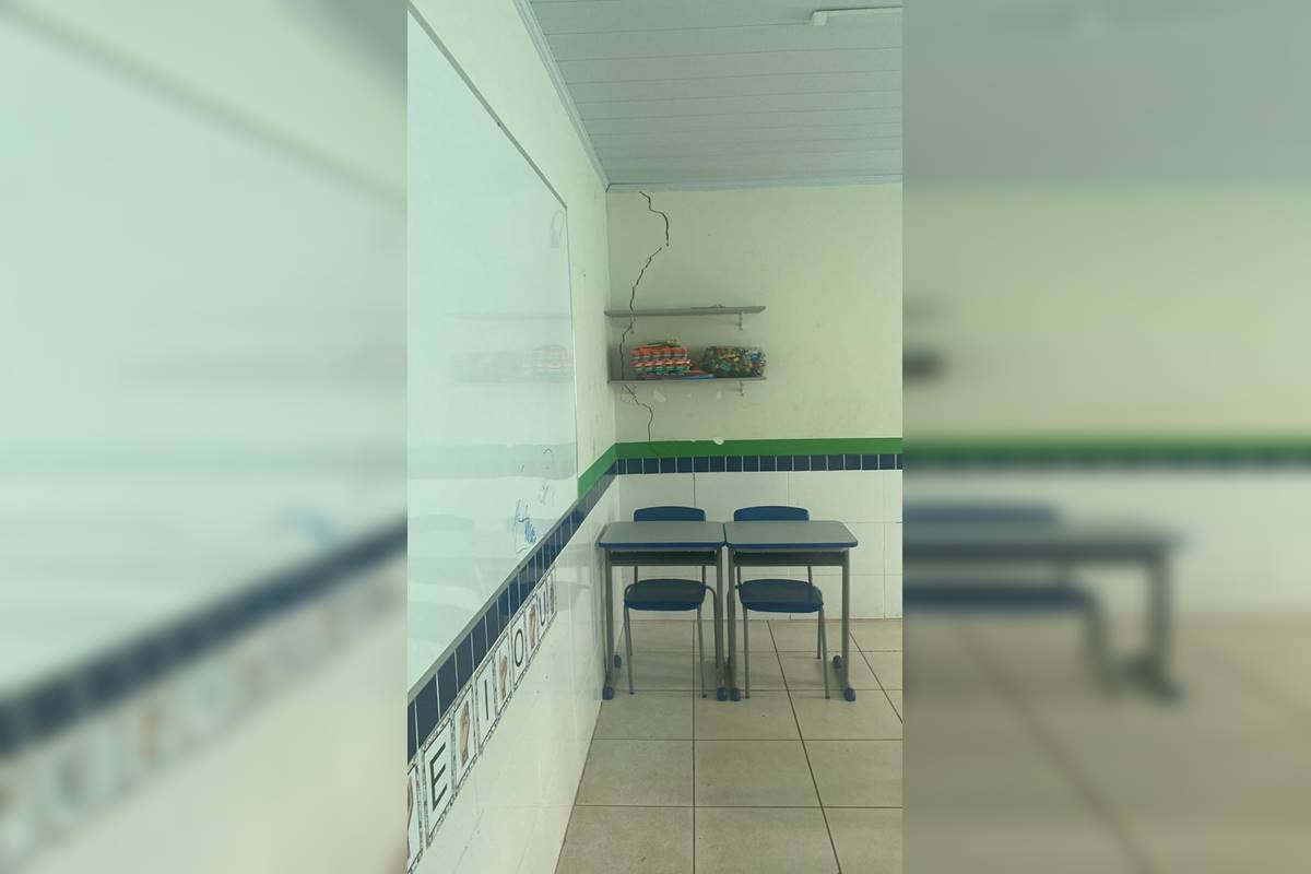 Foto colorida de rachadura na parede