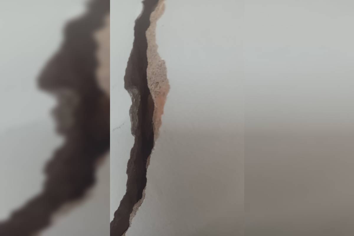 Foto colorida de rachadura na parede