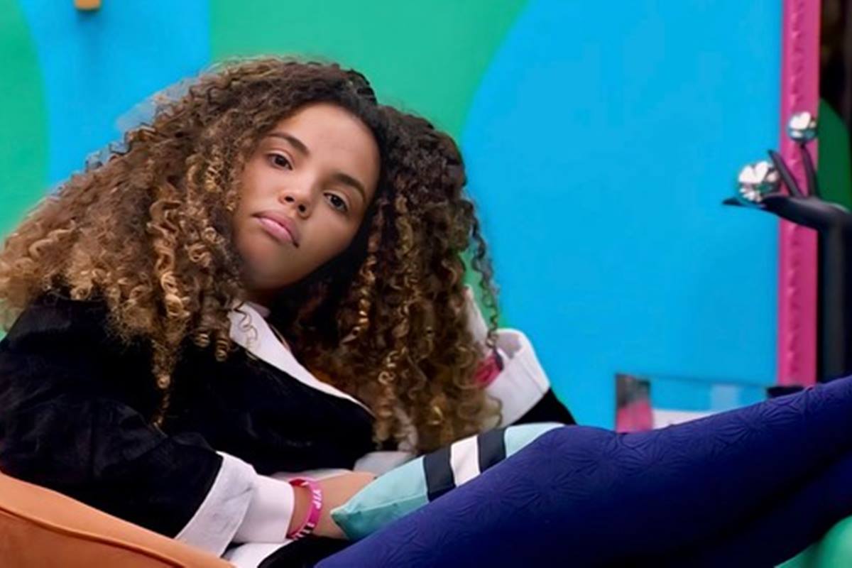 foto colorida de Giovanna Pitel, do BBB 24, uma mulher negra de cabelos cacheados sentada séria - metrópoles