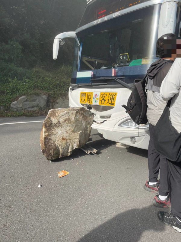 Pedras deslizaram nas estradas de Taiwan por causa do terremoto
