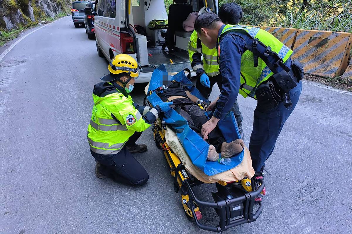 Vítima do terremoto em Taiwan é levada ao hospital