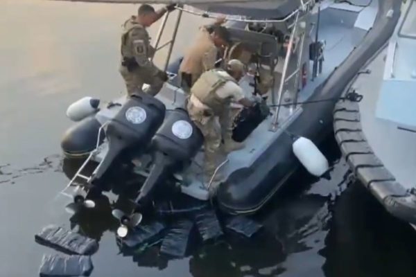Marinha apreende drogas em casco de navio