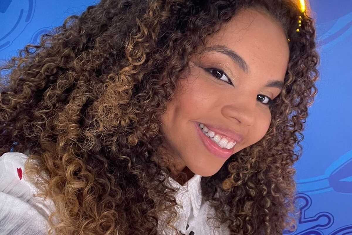 Giovanna Pitel posa, sorridente, com seu look todo branco, após ser eliminada do BBB24 - Metrópoles
