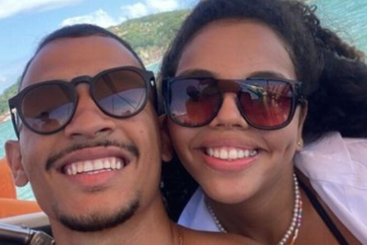 Giovanna Pitel e o namorado, Weslley Toledo, posam juntos e sorridentes antes do BBB24 - Metrópoles