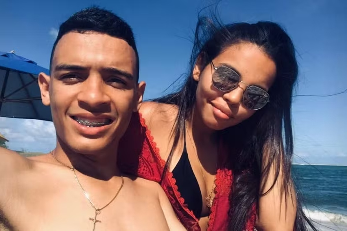 Giovanna Pitel e o namorado, Weslley Toledo, posam juntos e sorridentes antes do BBB24 - Metrópoles
