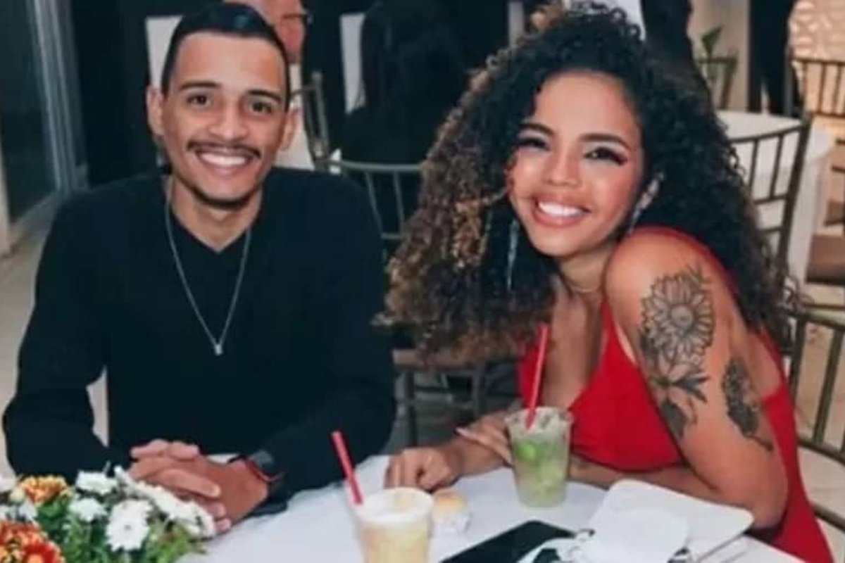 Giovanna Pitel e o namorado, Weslley Toledo, posam juntos e sorridentes antes do BBB24 - Metrópoles