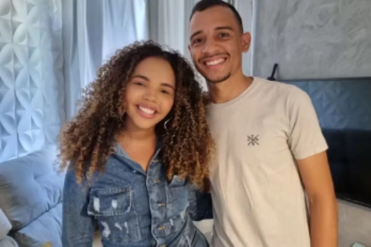 Giovanna Pitel e o namorado, Weslley Toledo, posam juntos e sorridentes antes do BBB24 - Metrópoles
