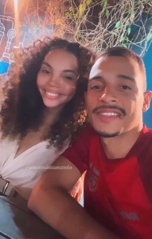 Giovanna Pitel e o namorado, Weslley Toledo, posam juntos e sorridentes antes do BBB24 - Metrópoles