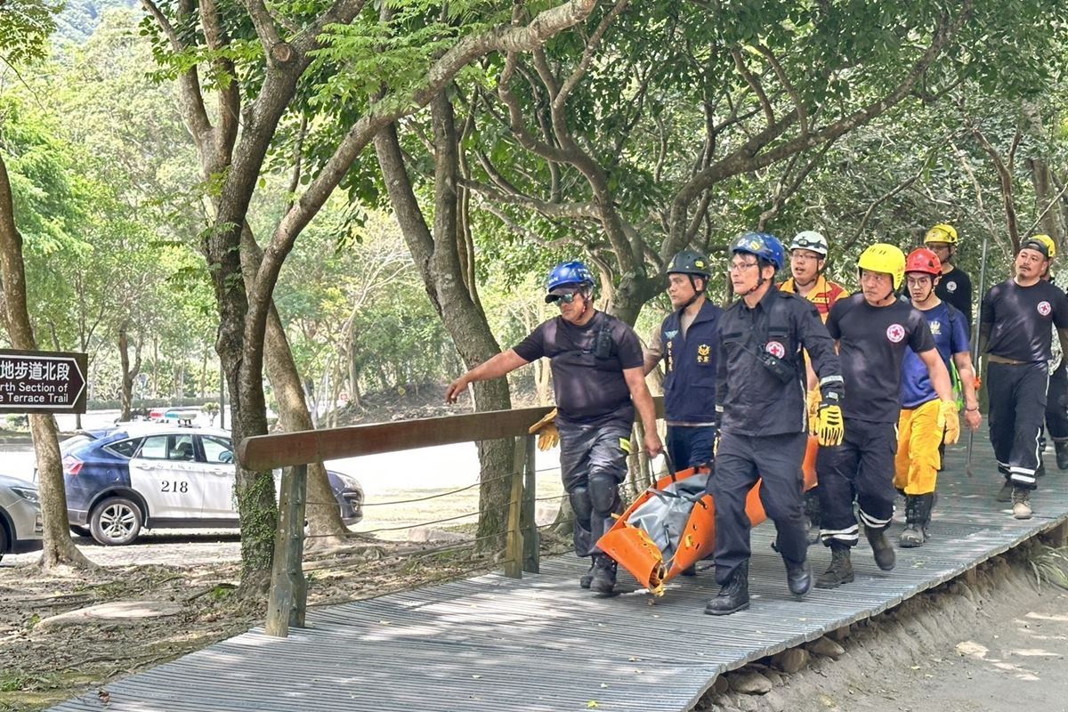 Equipes de busca carregam corpos dos três turistas atingidos pelas pedras que caíram na Trilha Karon, no Parque Nacional Taroko, após terremoto em Taiwan