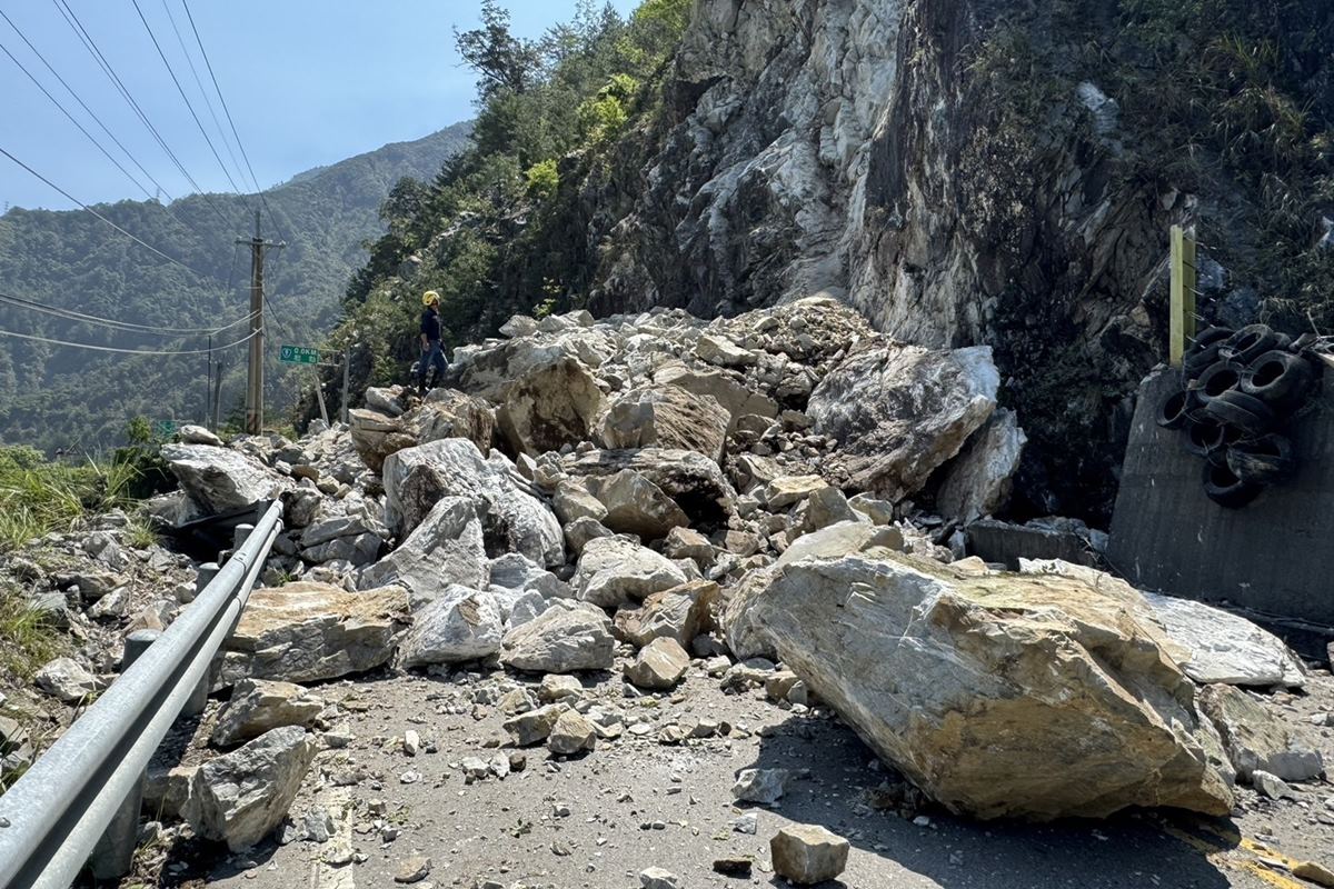 Rochas caíram e bloquearam estrada depois que um terremoto de magnitude 7,4 atingiu a costa leste de Taiwan