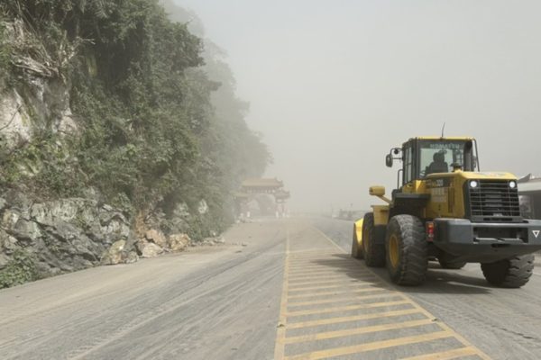 Foto colorida de veículo limpando estradas em Taiwan - Metrópoles