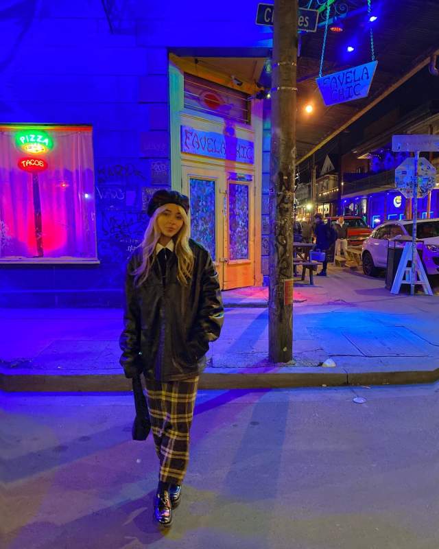 Na imagem com cor, Sabrina Carpenter posando para foto com roupas estilosas - Metrópoles