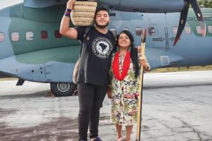 Foto colorida de Hony Sobrinho e Sonia Guajajara em Roraima - Metrópoles