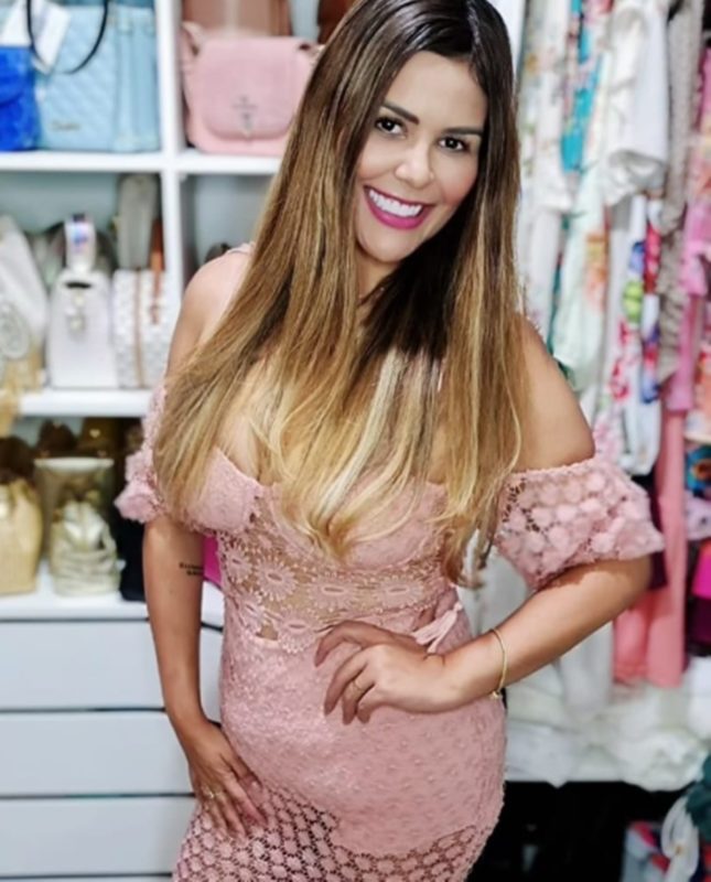 Mulher de vestido sorrindo