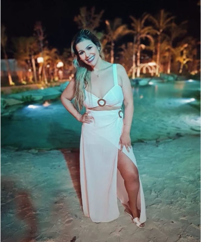 Mulher de vestido sorrindo