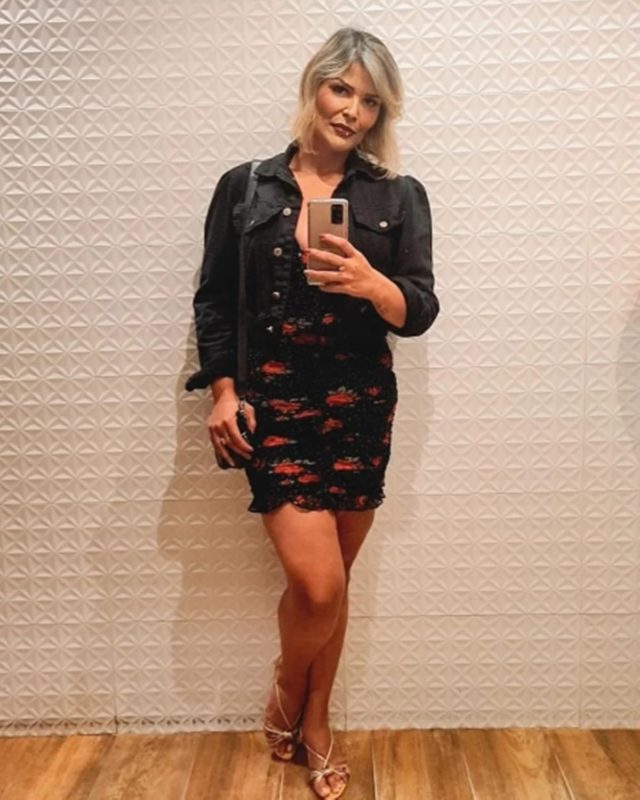Mulher loira tirando selfie