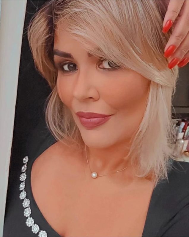 mulher loira sorrindo