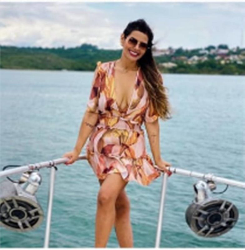 mulher navegando em barco