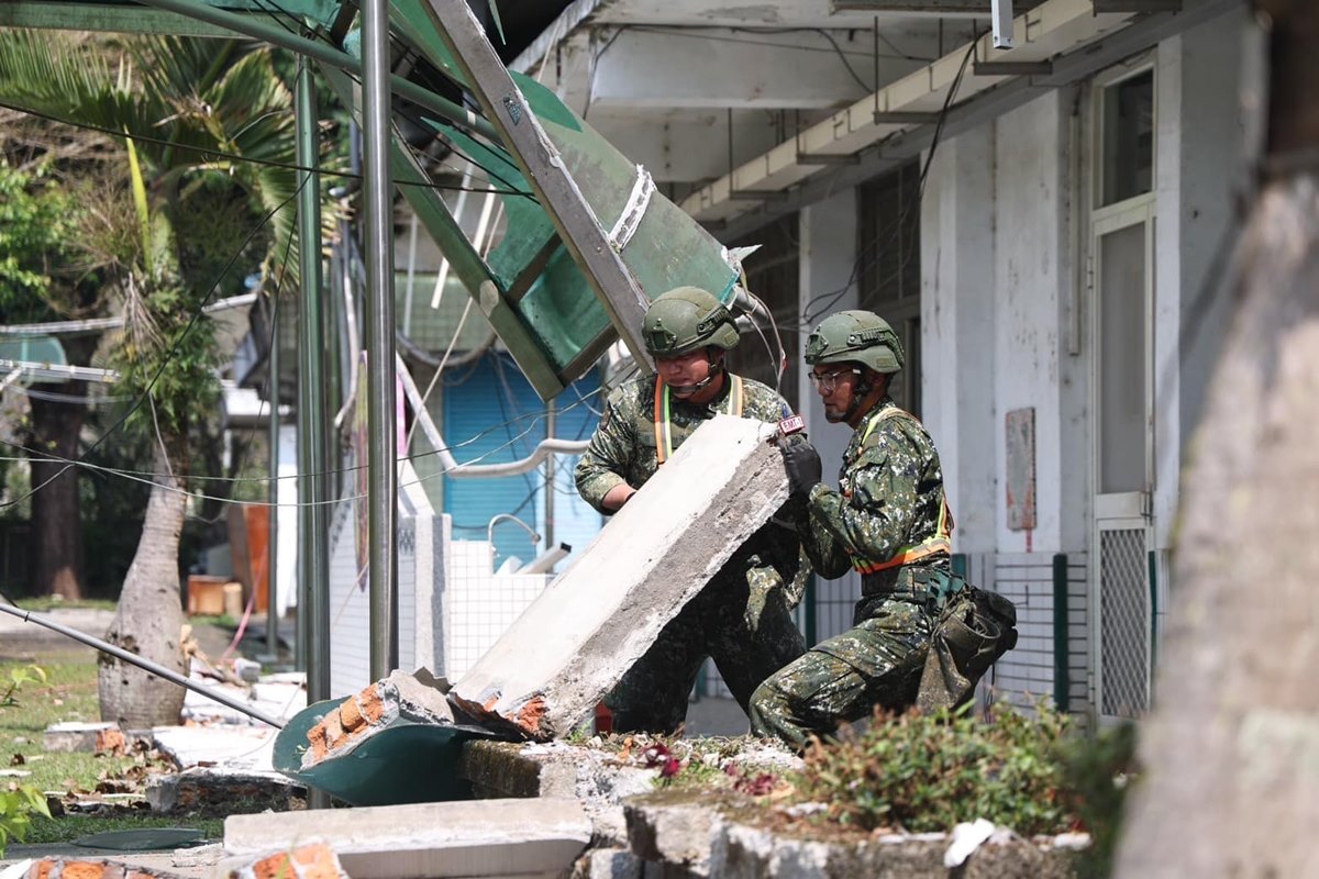 Soldados atuam na desobstrução de escombros causados por terremoto em Taiwan
