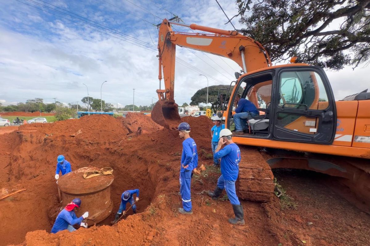 Imagem colorida de pessoas trabalhando em um obra - Metrópoles