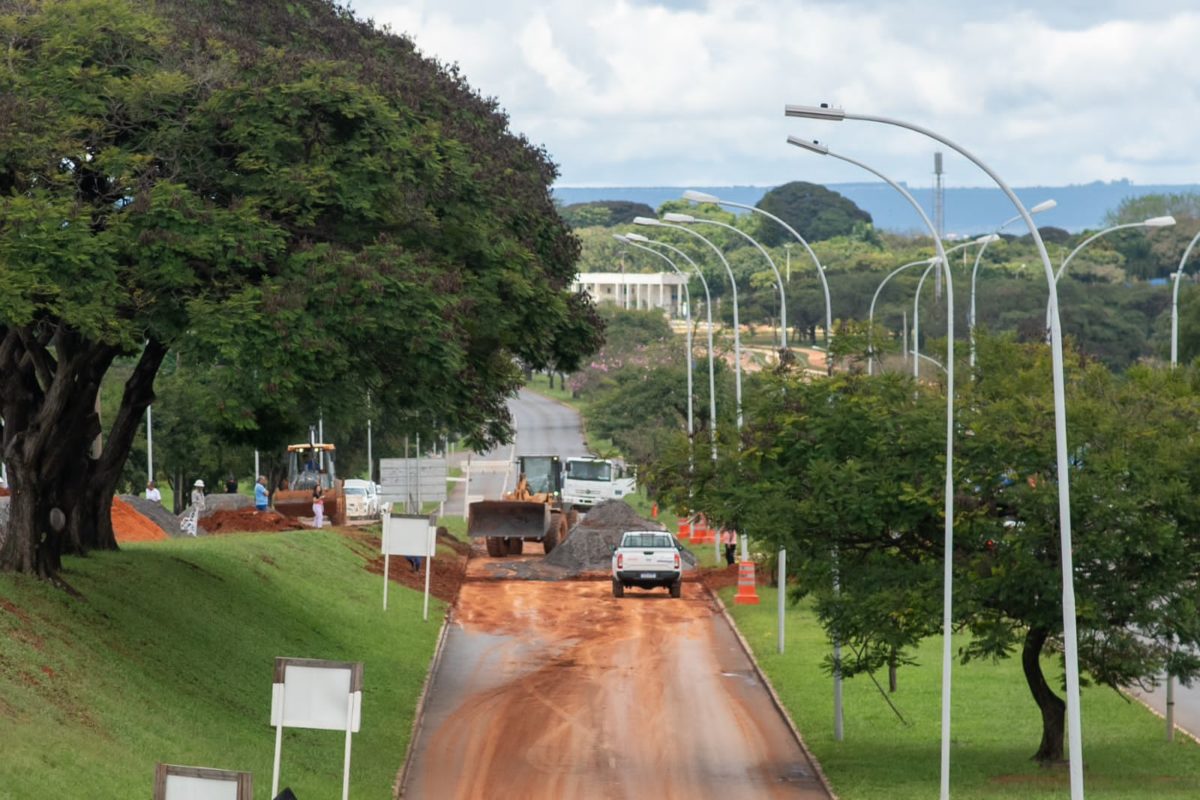 Imagem colorida de pessoas trabalhando em um obra - Metrópoles