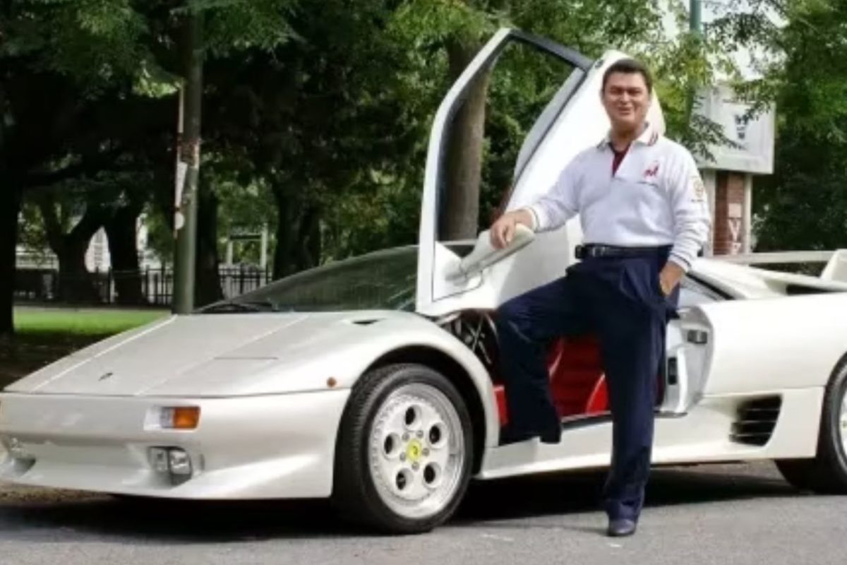 Imagem colorida de um homem com pele clara e cabelos grisalhos ao lado de um carro - Metrópoles