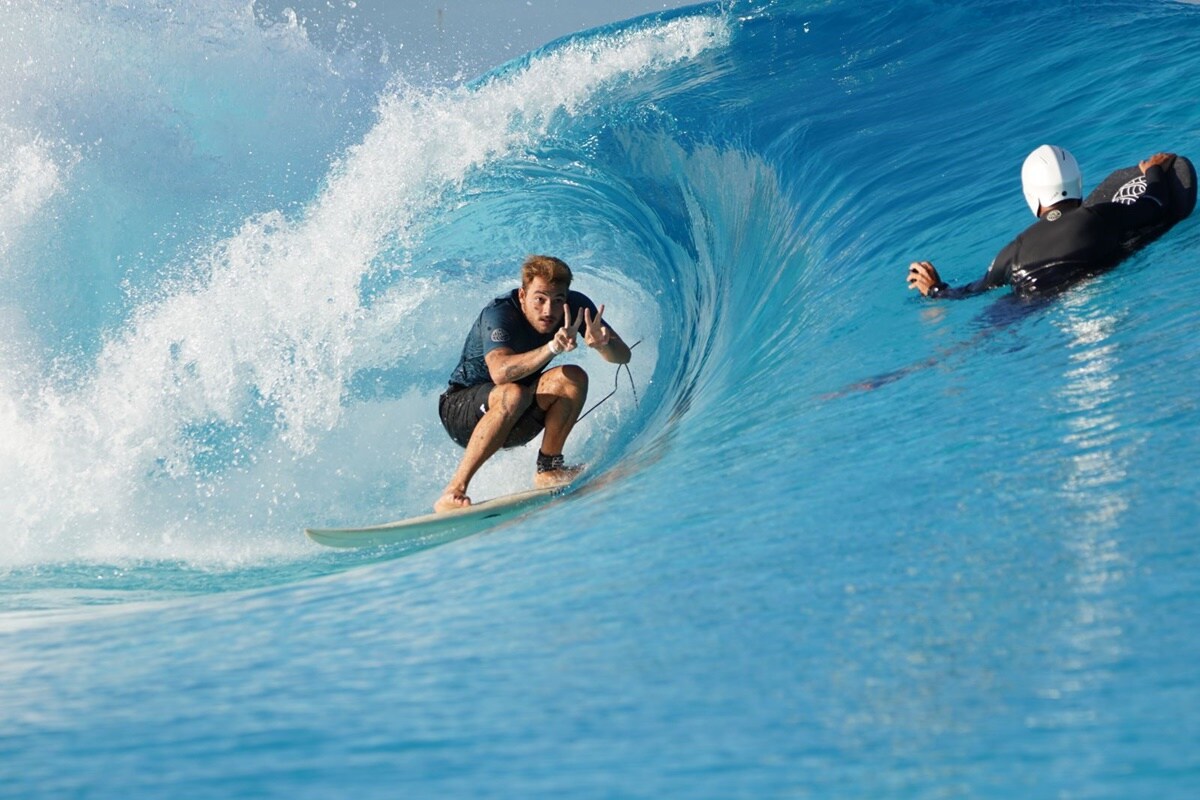 Felipe Poeta, filho de Patrícia Poeta surfando - Metrópoles