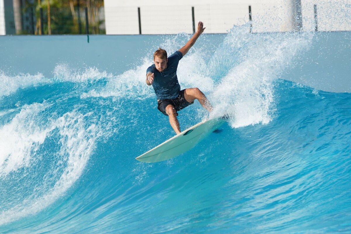 Felipe Poeta, filho de Patrícia Poeta surfando - Metrópoles