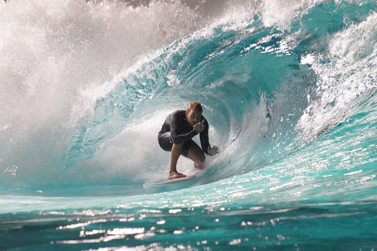 Felipe Poeta, filho de Patrícia Poeta surfando - Metrópoles