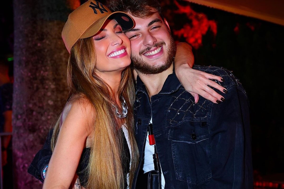 Patrícia Poeta e o filho, Felipe Poeta, posam juntos e sorridentes - Metrópoles