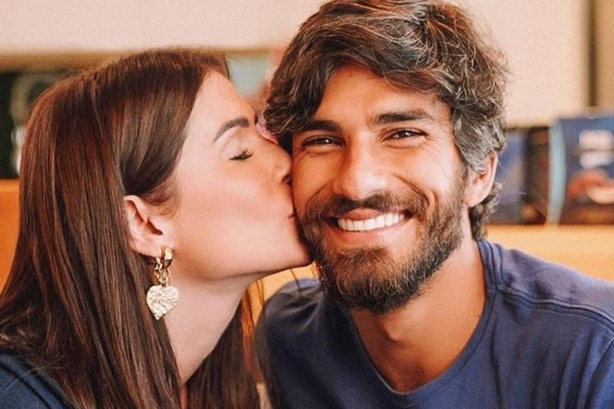 Mulher beijando o rosto do marido - Metrópoles