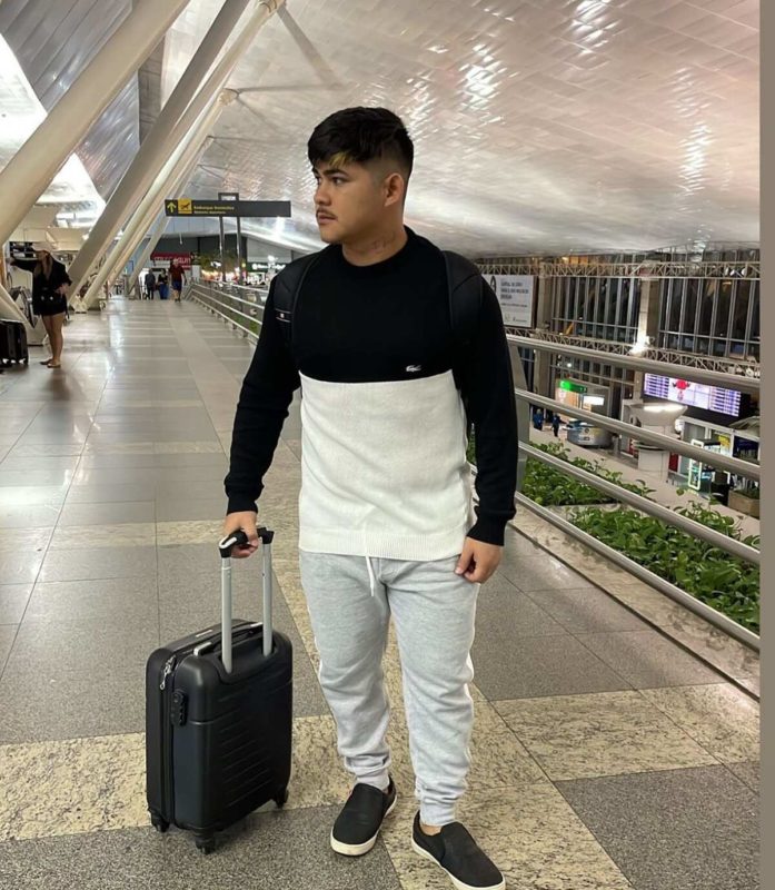 Thiago Melo B posa no aeroporto antes de viajar - Metrópoles