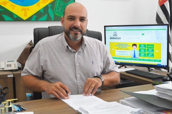 Imagem colorida mostra o prefeito de Birigui, Leandro Maffeis, um homem branco, calvo e com barba grisalha - Metrópoles