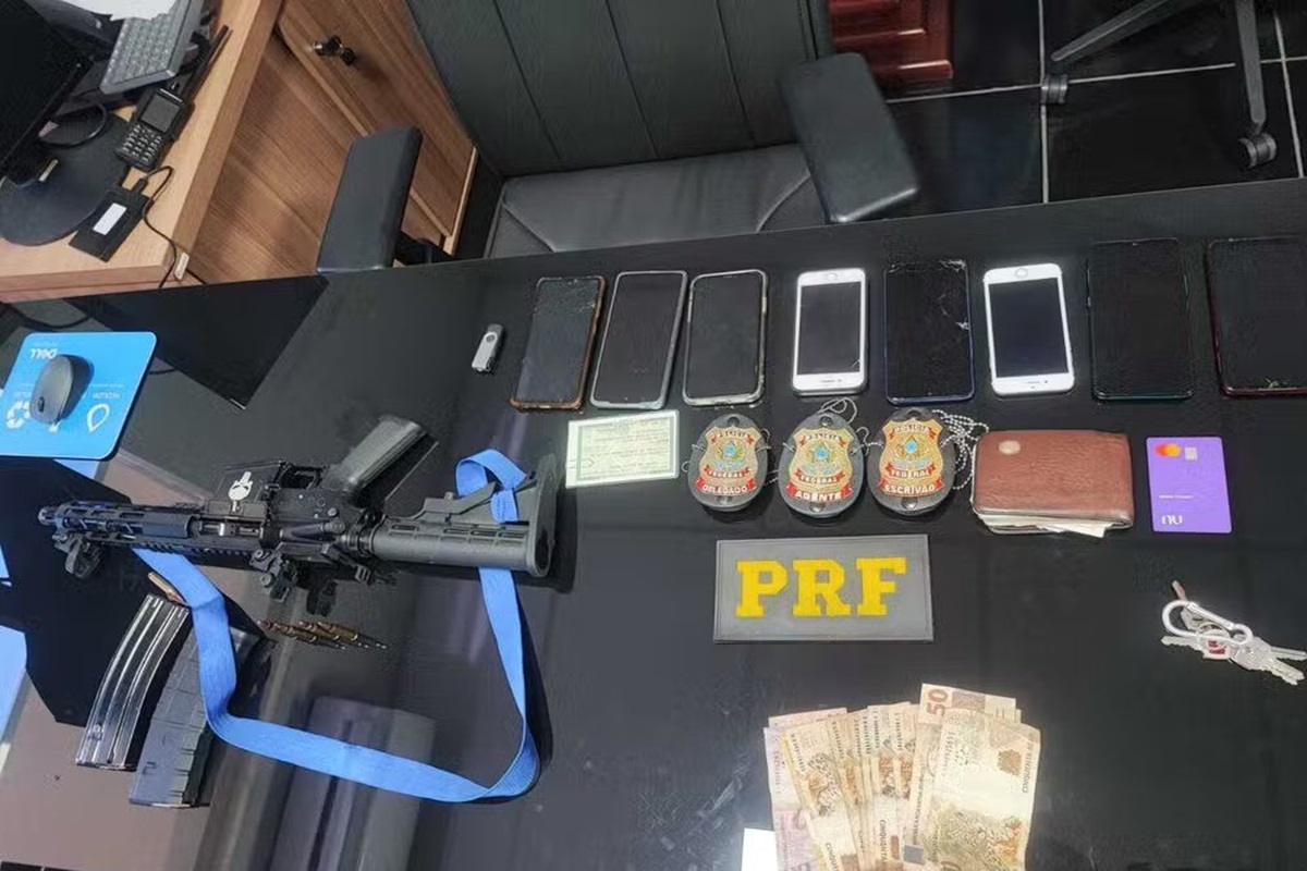 Arma e celulares apreendidas pela PRF