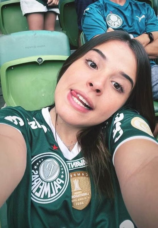 Lara Hernandes tira uma selfie durante um jogo do Palmeiras - Metrópoles