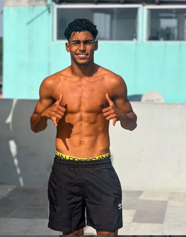 Luighi Henry, do Palmeiras, posa sem camisa - Metrópoles