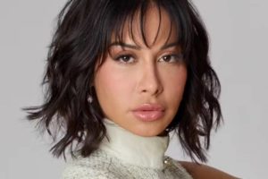 Imagem colorida de Maíra Cardi com cabelo moreno e curto, em fundo branco - Metrópoles