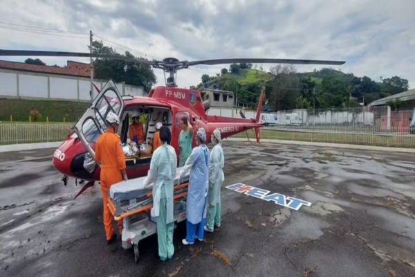 Momento em que o Corpo de Bombeiros leva a escritora de helicóptero - Metrópoles