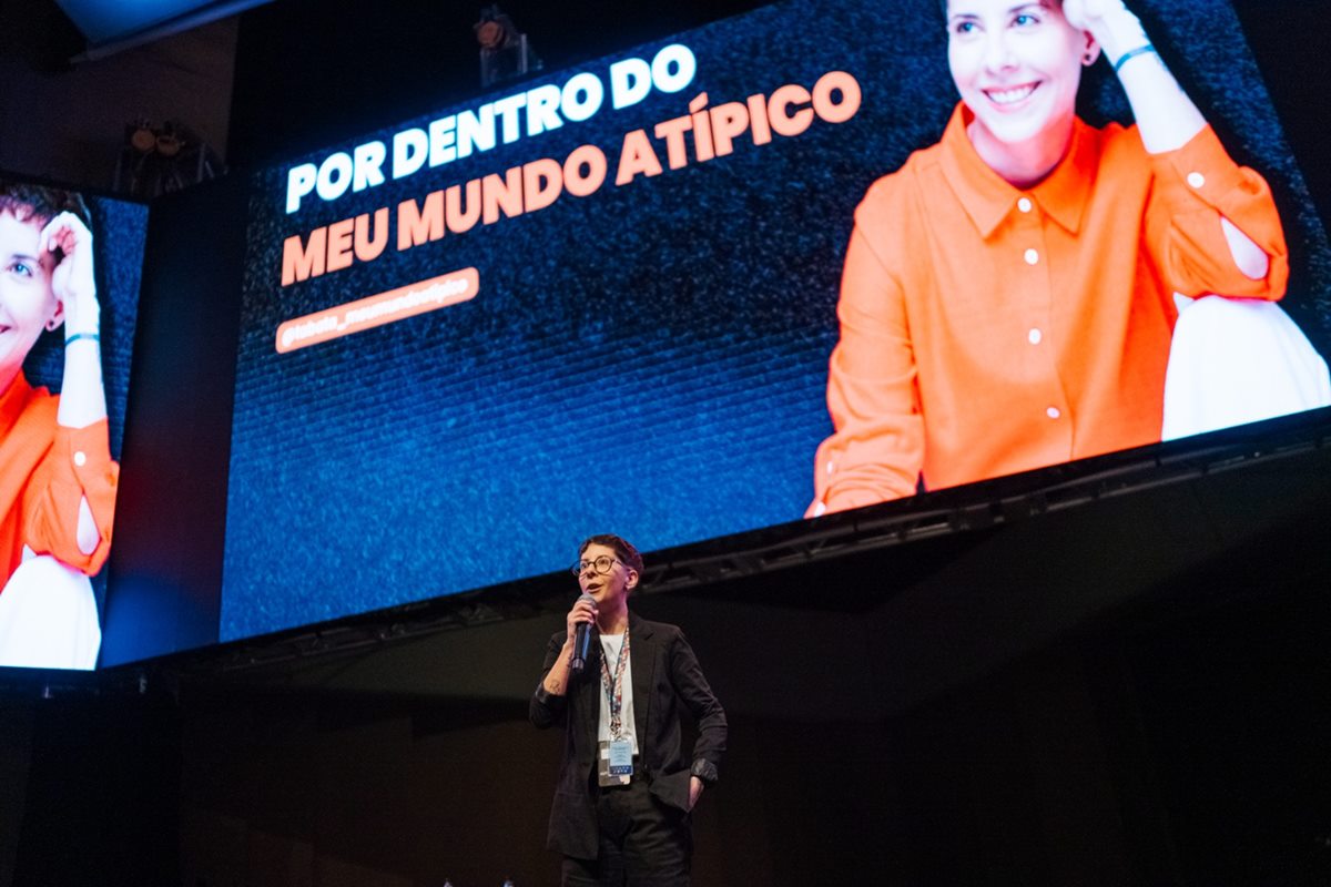 Tabata Cristine, do Meu Mundo Atípico, em palesra