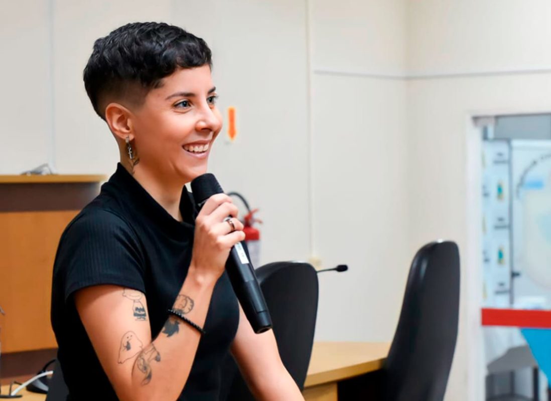 Tabata Cristine com microfone na mão - Metrópoles