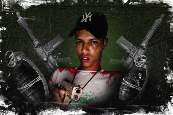 Foto colorida de criminoso de boné preto, camiseta branda e pistola empunhada com a mão direita - Metrópoles